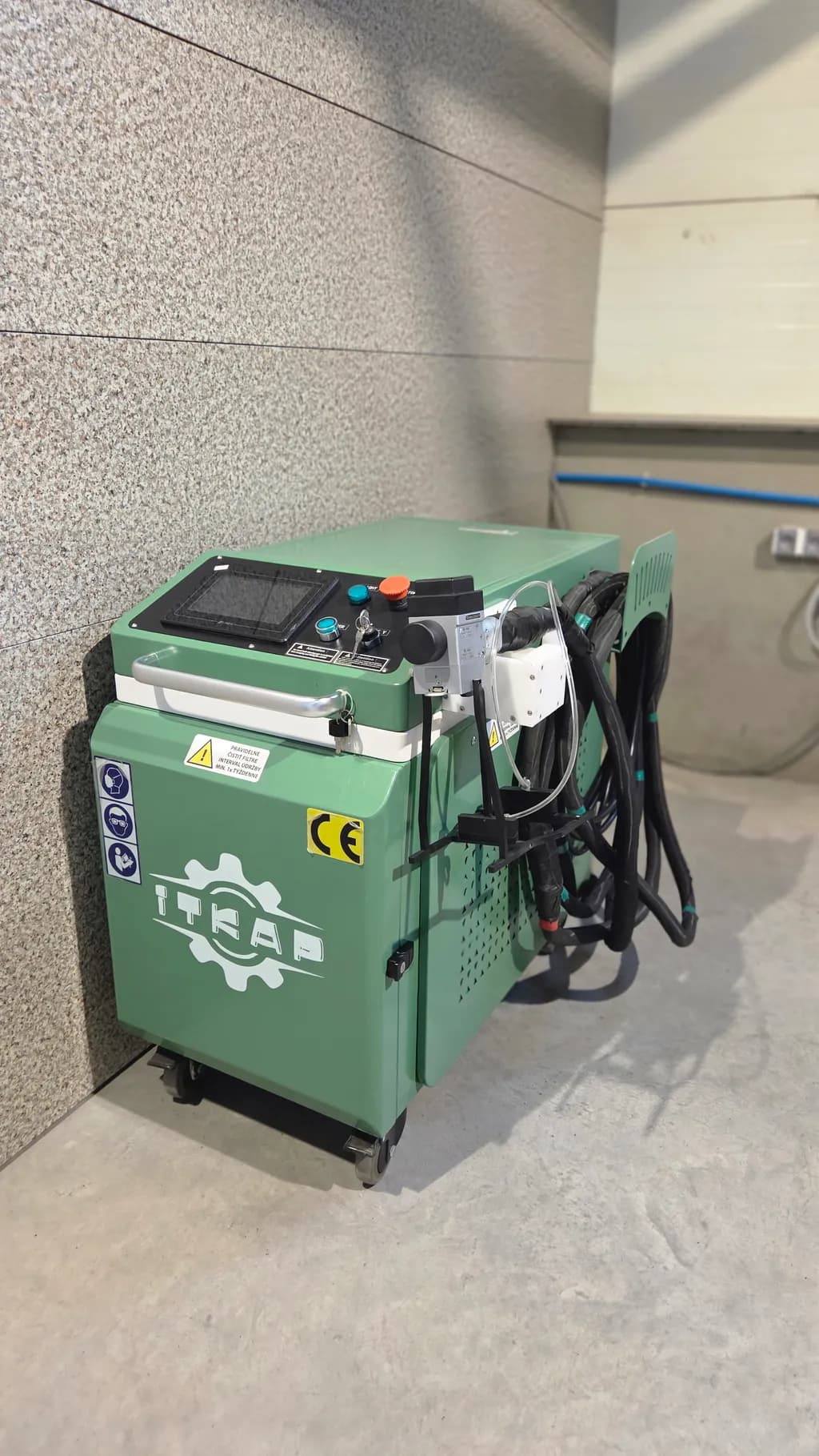 Pulzný laser 2 kW na čistenie kovov 1